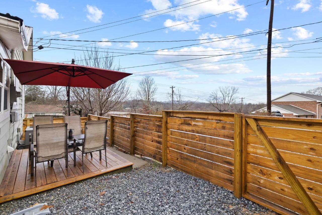 The Twisted Maple - Dogs Stay Free! Hendersonville Luaran gambar